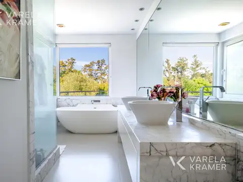 Casa 10 ambientes con 7 baños