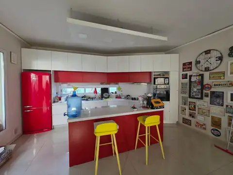 Casa 8 ambientes con 4 baños