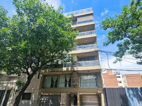 VENTA. Departamento un dormitorio mas comodín. Con patio. Abasto, Rosario.