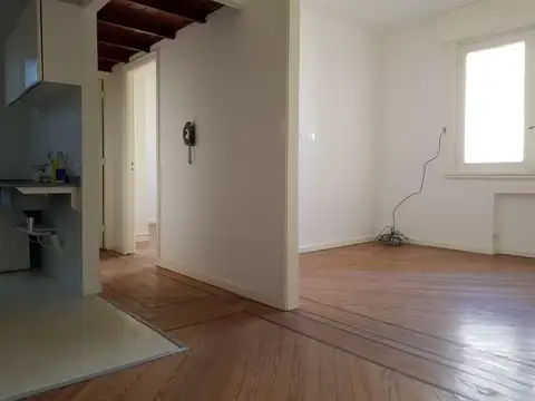 Amplio 2 ambientes reciclado; APTO PROFESIONAL
