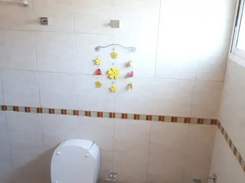 *EXCEL.CHALET 4/5 AMB. SOBRE LOTE DE 12 X 30 *4 DORMITORIOS EN SUITE *GARAGE PARA 2 AUTOS Y COCHERA