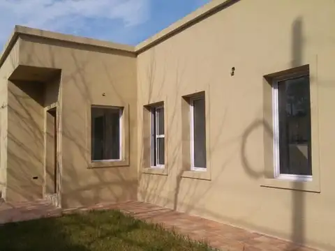 OPORTUNIDAD VENTA CASA 3 AMBIENTES A ESTRENAR CON AMPLIO JAR