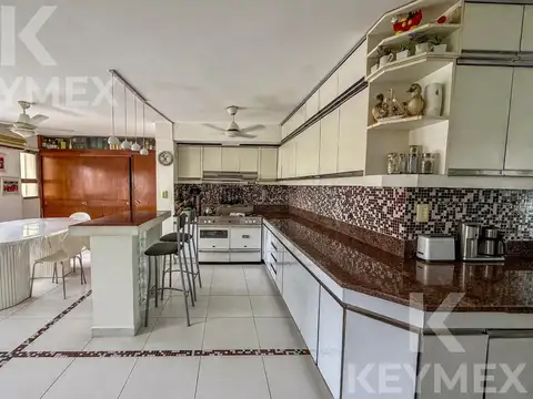 Casa 8 ambientes con 4 baños