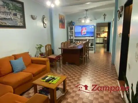 Casa 8 ambientes con 4 baños