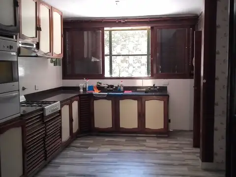 Casa céntrica en dos plantas con quincho y pileta DISPONIBLE ENERO 2026