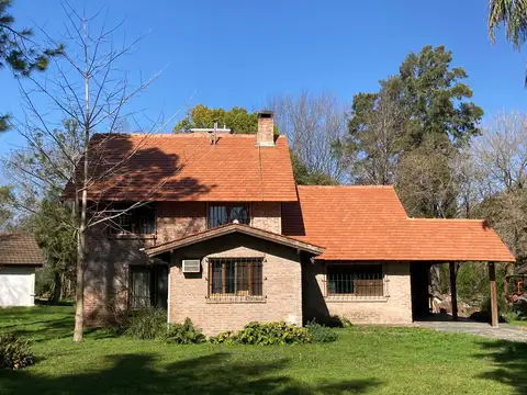 Venta CASA - Barrio Cazador - 8 amb y taller - 1900 mts parque - financia Dueño - PRECIO DE POSESION