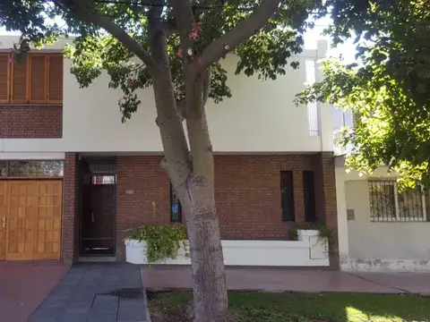 Espectacular Casa en Venta en Barrio Arizu Godoy Cruz. Cuatro dormitorios. Apta Crédito