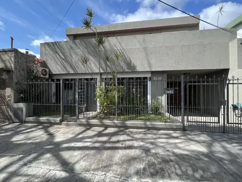 Casa de 5 ambientes con parque y piscina