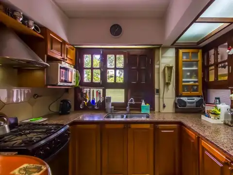 Casa en  impecable estado, 2 plantas con 3 dorm uno en suite, amplio parque, gge