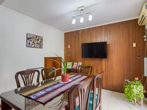 Casa 4 ambientes con 2 baños