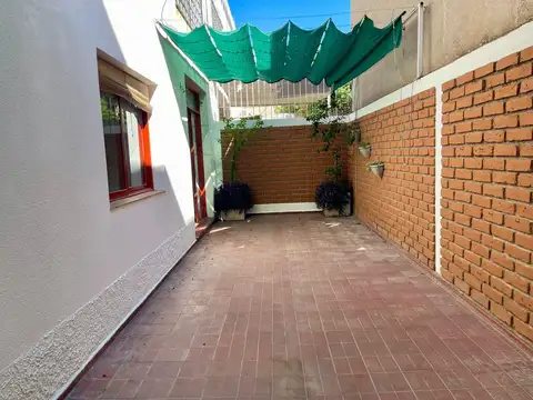 Amplio departamento con patio y cochera en Sexta seccion