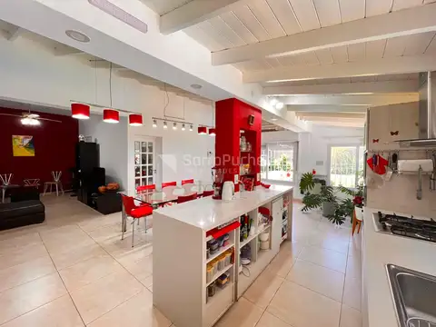 Venta Casa 4 ambientes en doble lote con patio, piscina y cochera en Morón