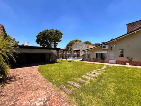 Casa 4 ambientes con 2 baños