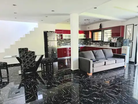 Casa en Venta con 2 cocheras