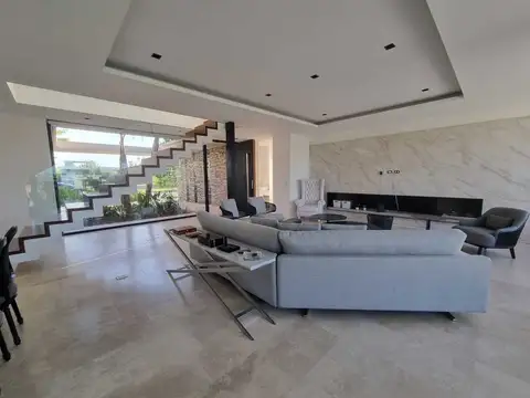 Casa 8 ambientes con 6 baños