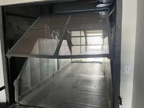 Cochera cubierta en subsuelo a 50 mts. del Subte Acceso por monta autos