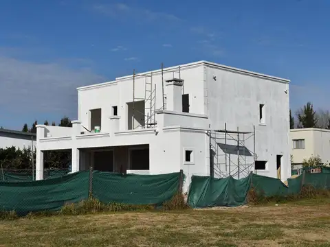 Casa 4 ambientes con 3 baños