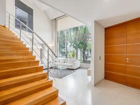 Casa en Alquiler con 4 cocheras