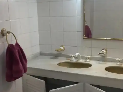 Casa en Alquiler con 4 cocheras