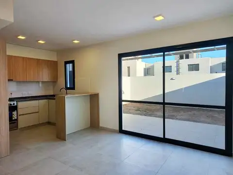 Casa 3 ambientes con 1 baño