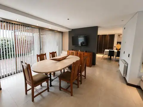Casa 5 ambientes con 4 baños