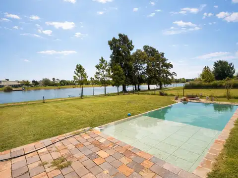fondo al lago unica en puerto  Roldan