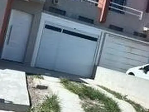 Casa en Alquiler con 1 cochera