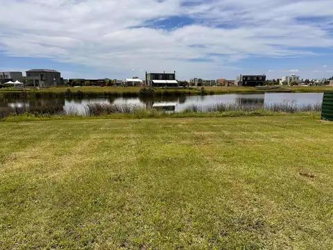 Lote en venta a la laguna central barrio Naudir Escobar