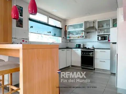 Casa 8 ambientes con 2 baños