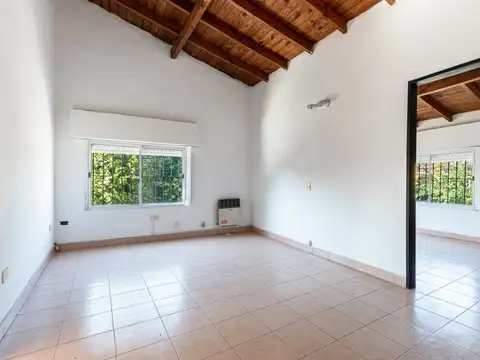 Chalet de 5 ambientes con parque y cochera