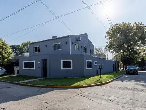 Chalet de 5 ambientes con parque y cochera