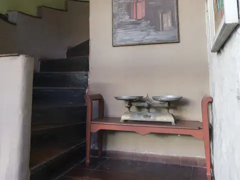 Casa con local comercial.