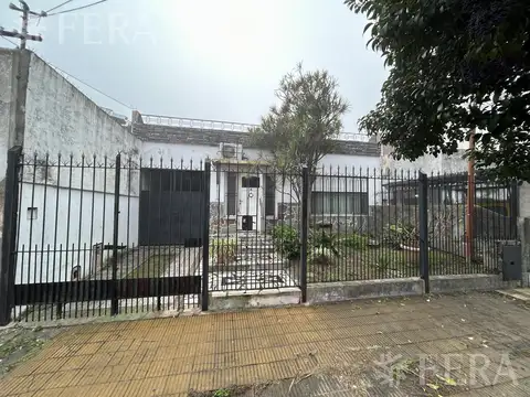Venta de Casa 3 ambientes con Cochera, Patio y Parrilla en Villa Dominico