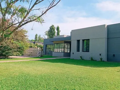 Venta de Casa 4 Ambientes en Luján Apto Crédito