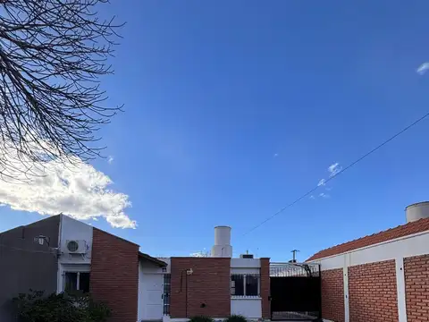 ALQUILER SAN JUAN RIVADAVIA CASA 2 DORMITORIOS PLACARES GARAGE PISCINA