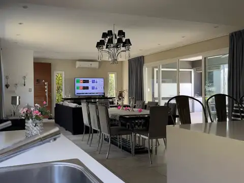 Casa en venta en barrio Alamo Alto-4 amb-Pileta.