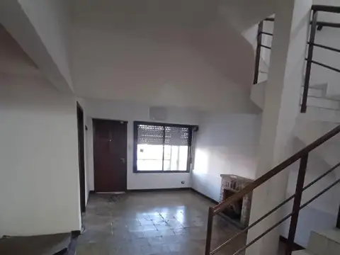 Depto Tipo Casa en Alquiler en Bernal, $ 970.000
