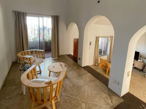 Casa 8 ambientes con 2 baños