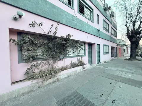 PH DE 3 AMBIENTES AL FRENTE   ENTRADA INDEPENDIENTE   CON PATIO   BAÑO Y TOILLETE  