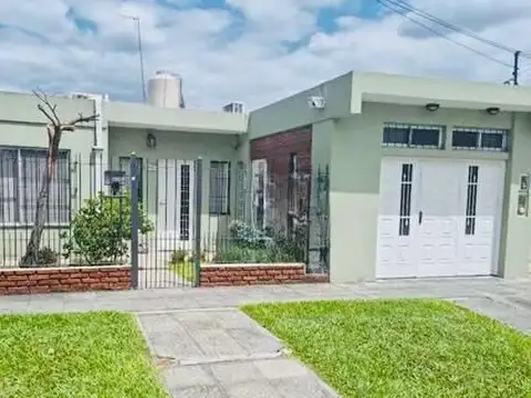 OPORTUNIDAD VENTA CASA 4 AMBIENTES CON COCHERA EN MERLO 