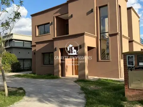 Casa en venta de 5 amb, lote interno y pileta. Barrio Santo Tomas. Pilar