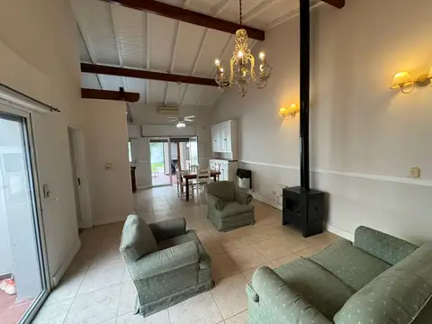 Casa en Alquiler con 1 cochera