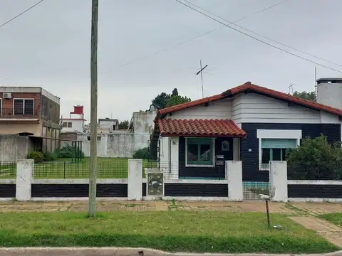 OPORTUNIDAD VENTA CASA 3AMB S/LOTE PROPIO CASTELAR