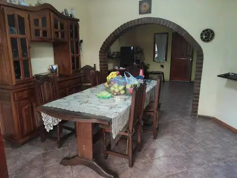 Casa 10 ambientes con 2 baños