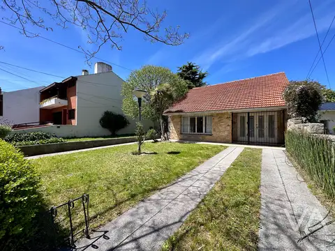 Chalet con 3 dormitorios. Garage y quincho. Parque Luro.