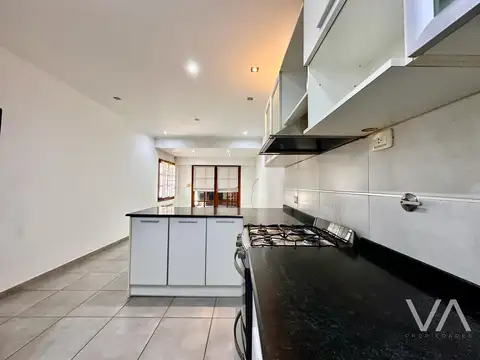 Chalet con 3 dormitorios. Garage y quincho. Parque Luro.