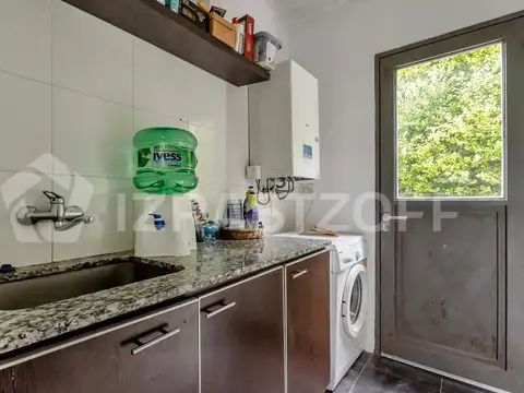 Casa en Venta con 4 cocheras
