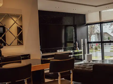 Casa en Venta con 3 cocheras