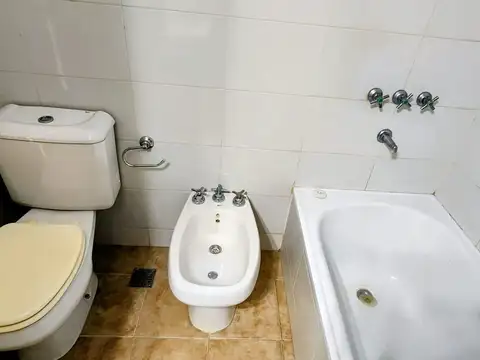 DEPARTAMENTO de dos ambientes con balcon y cochera