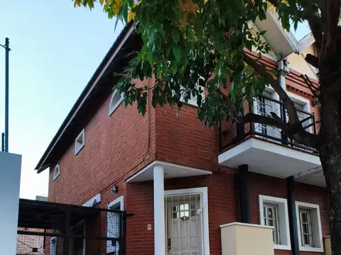 DUPLEX  CON COCHERA. VARELA CENTRO